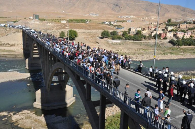 Road blockade by inhabitants of Hasankeyf against ILISU Dam